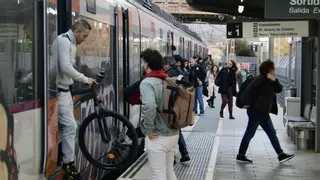 Retards de fins a 40 minuts a l'R4 per un tren avariat a Fabra i Puig