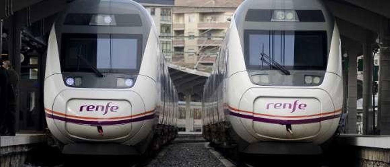 Trenes Avant en la estación de Ourense. // Brais Lorenzo