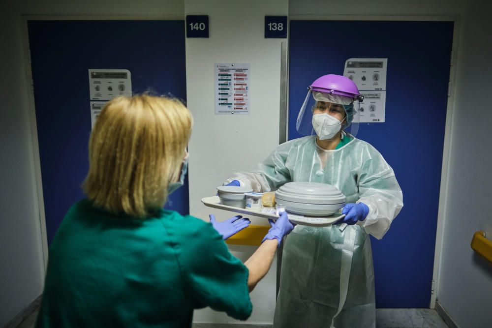 Reportaje sobre la situación en el hospital durante el Covid-19 La Candelaria Mascarillas coronavirus sanitarios test UCI UVI  | 24/04/2020 | Fotógrafo: Andrés Gutiérrez Taberne