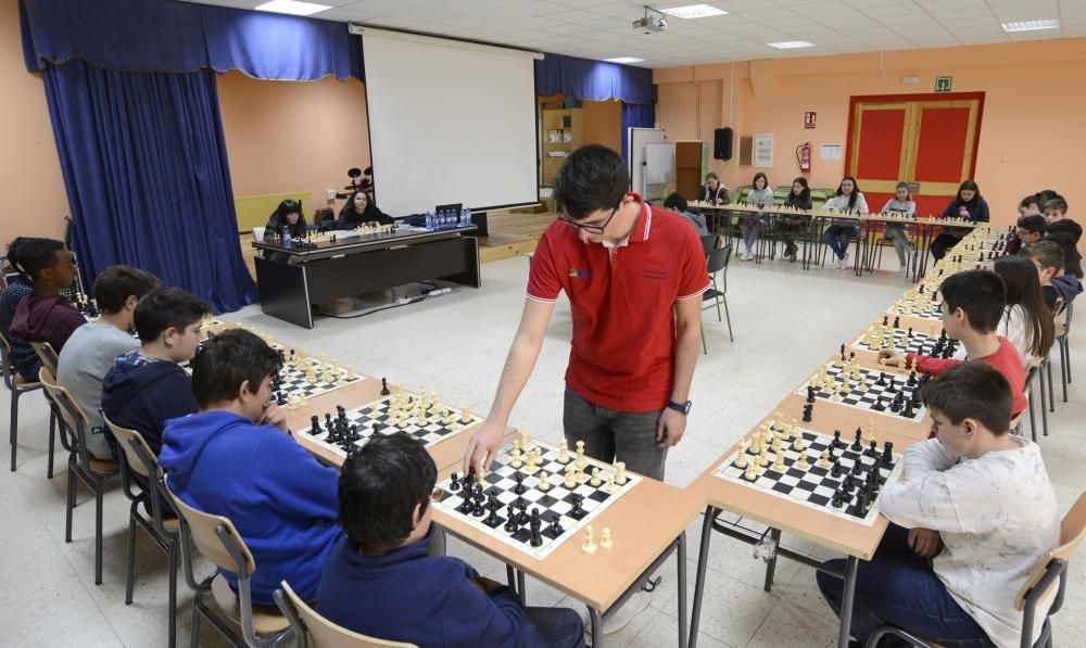 El arte del ajedrez llega a la clase en lalín