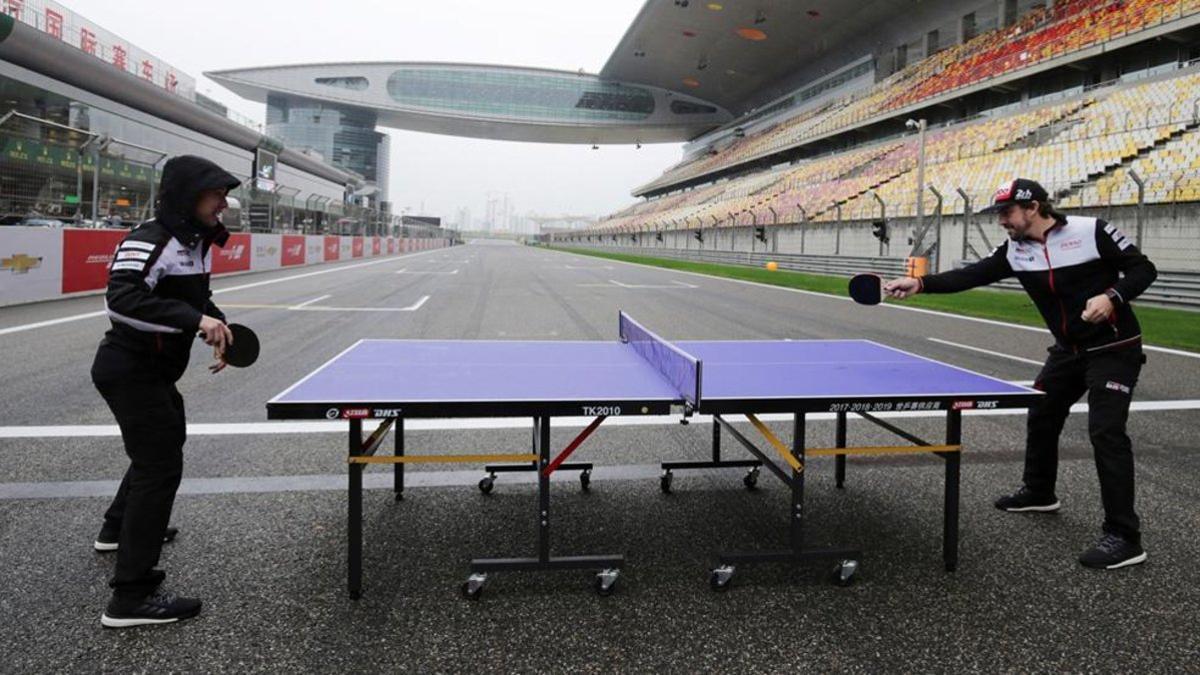 Alonso, jugando a tenis de mesa con Nakajima en plena recta de meta del circuito de Shanghai