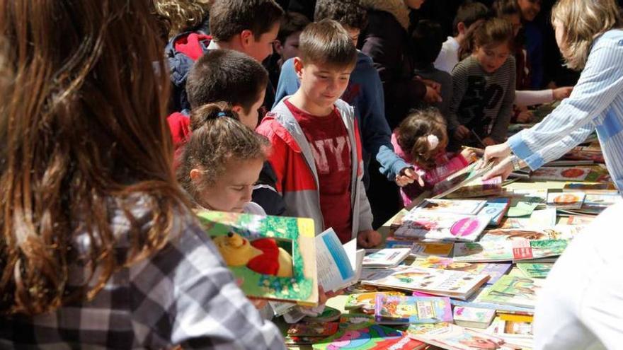 A la izquierda, el mercadillo del colegio Elisburu; a la derecha, la entrega de premios de microrrelatos de las Dominicas.