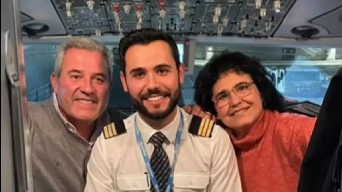 Jordi junto a sus padres en la cabina del avión