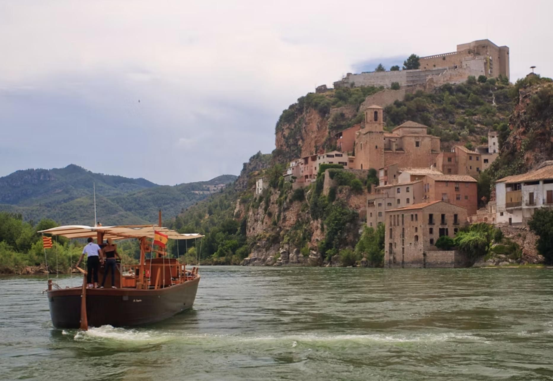Es el último paso fluvial sobre el Ebro que queda en Cataluña