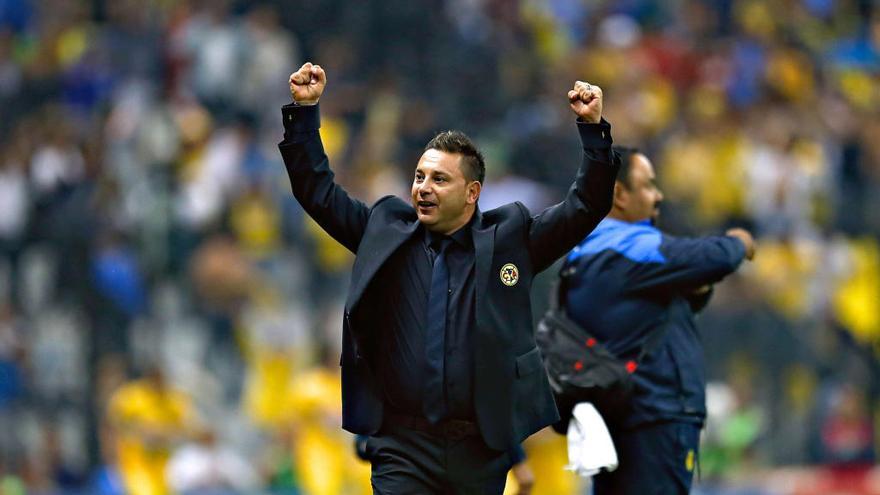 Antonio Mohamed, el &quot;Turco&quot;, tras ganar un partido // Etzel Espinosa