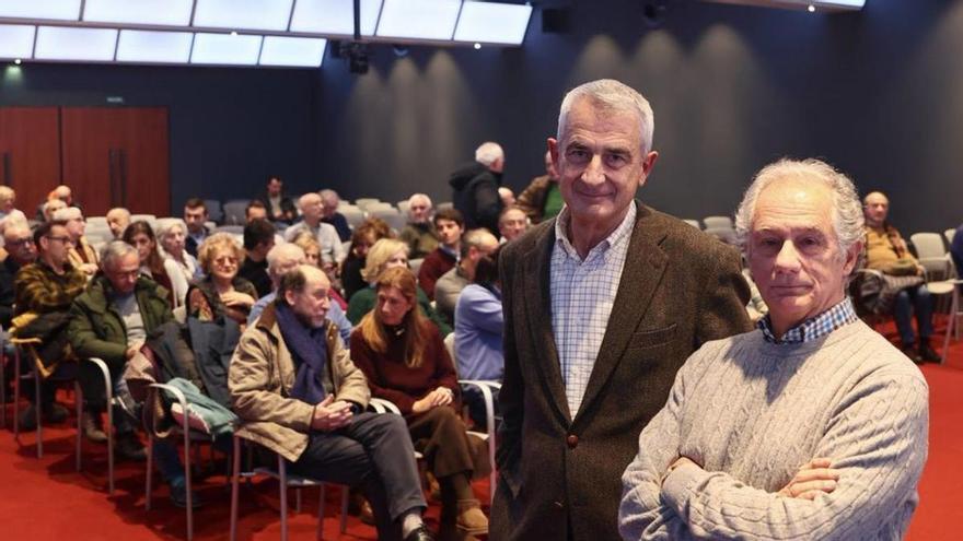 Carlos Monasterio, con los brazos cruzados, junto a Benito Arruñada. | MARIO CANTELI