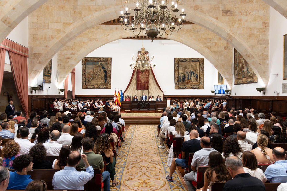 Acto institucional en el Paraninfo de las Escuelas Mayores de la USAL.