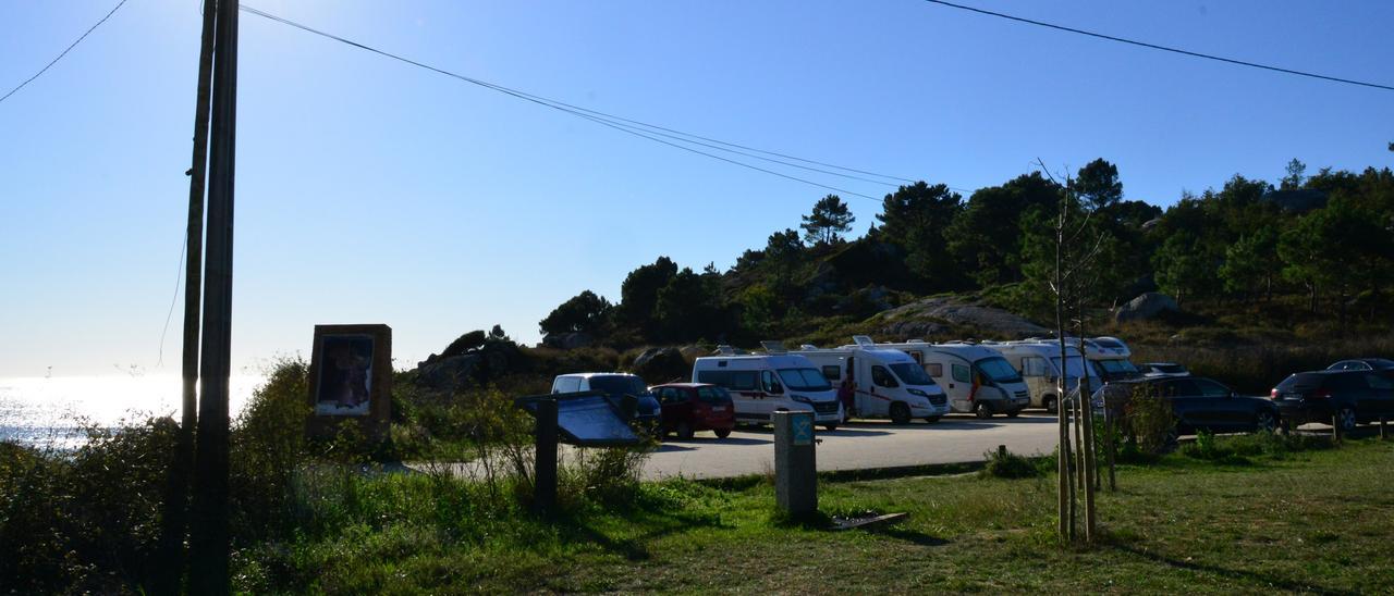 Caravanas y autocaravanas, estacionadas ayer, en la zona de Chan de Esqueiros.