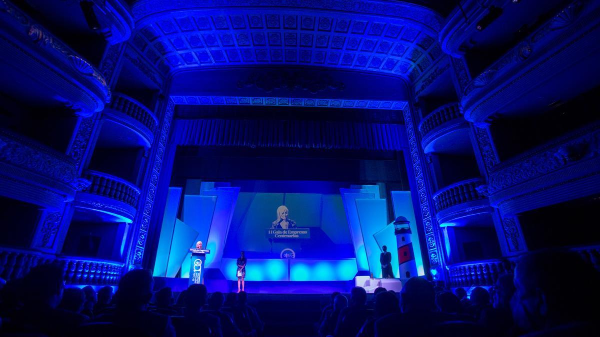 Imagen de archivo de la II Gala de Empresas Centenarias, celebrada el pasado año en el Teatro Principal, donde se homenajean a las siete empresas elegidas anualmente.