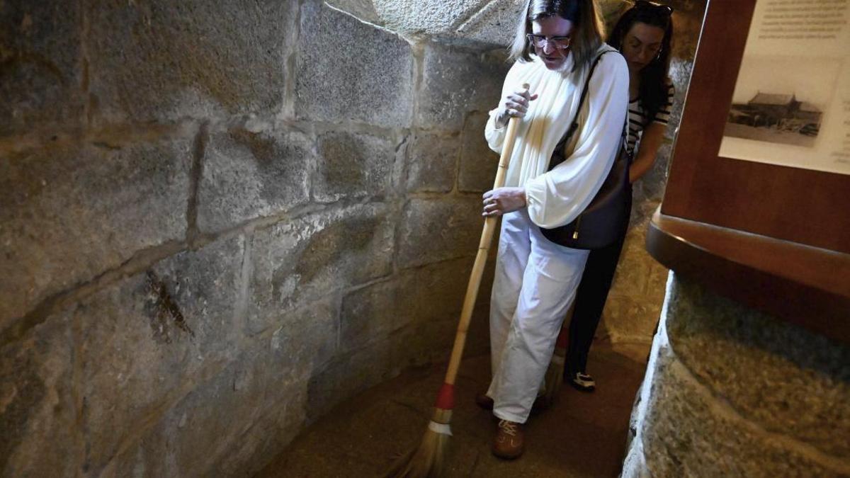 Cientos de fieles espantan el «meigallo» en A Lanzada