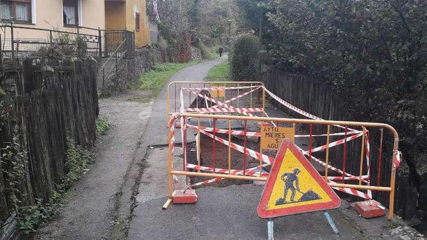 La senda de Rioturbio da paso con precaución