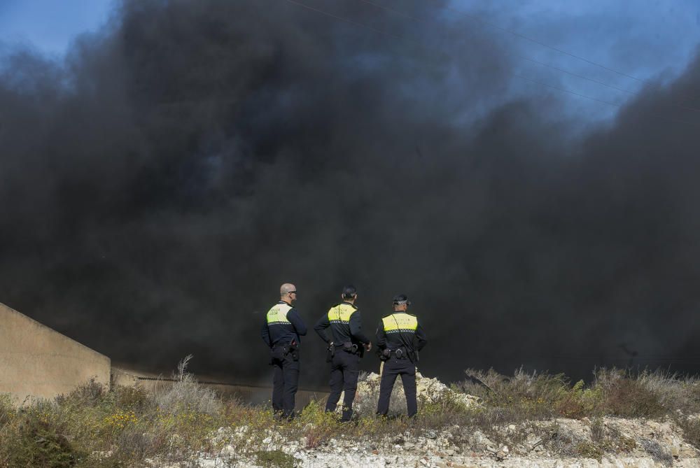 Más de 30 bomberos participan en la extinción del fuego