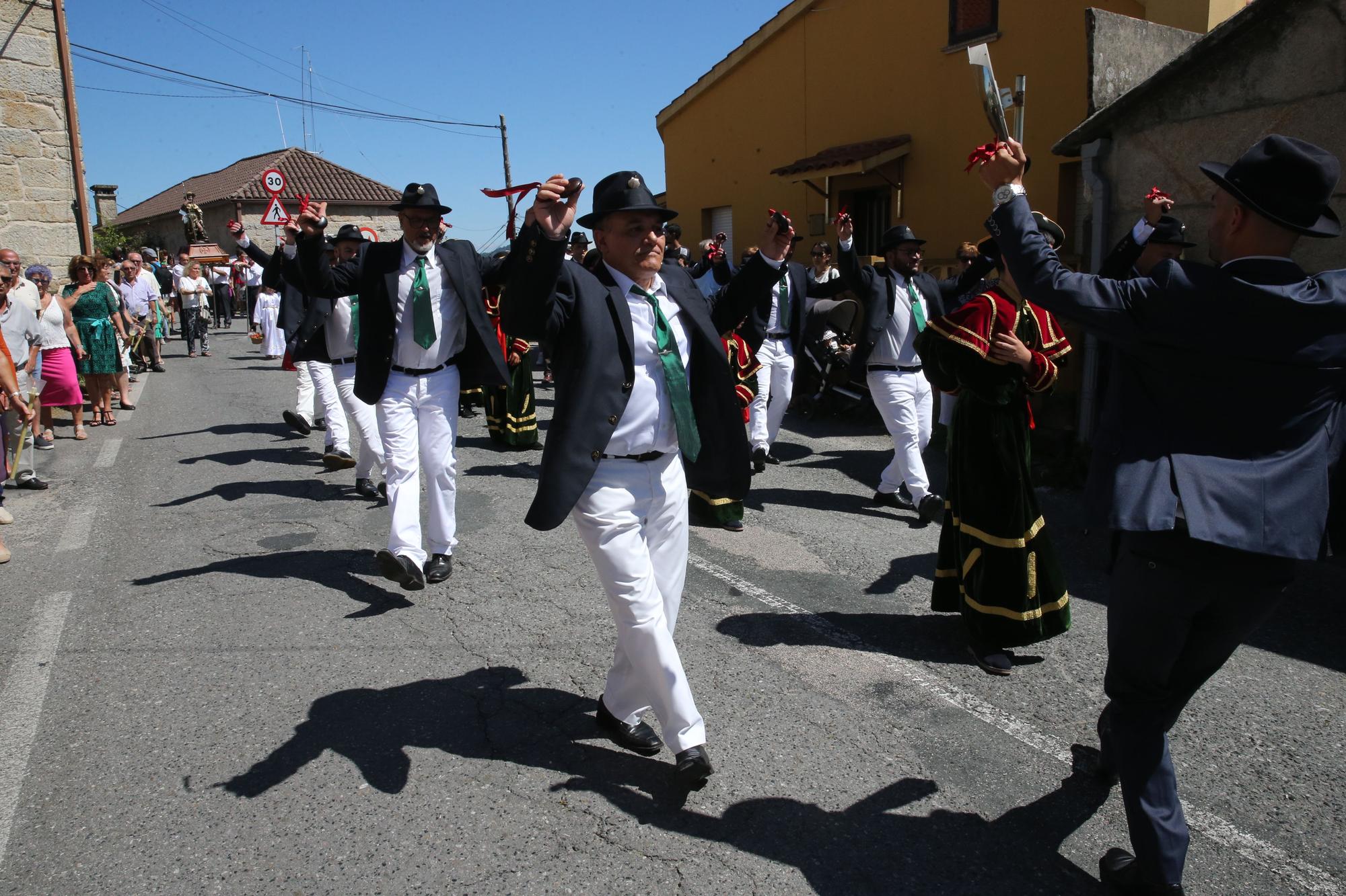 La procesión y la danza de San Roque de O Hío en imágenes (I)