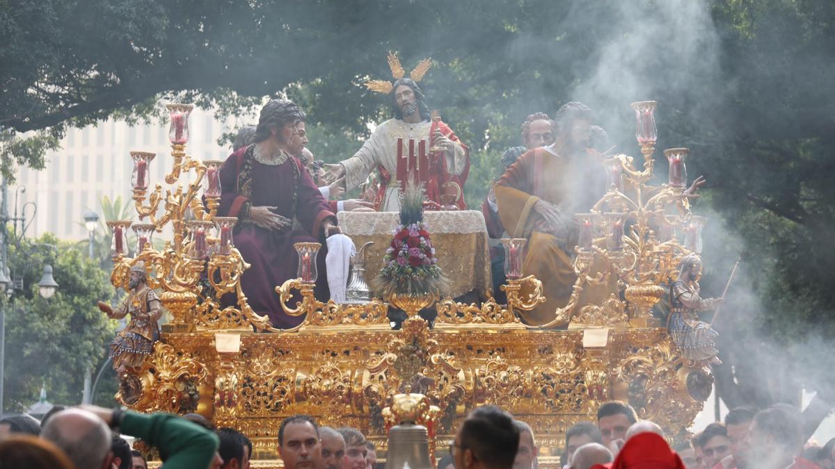 El trono de la Sagrada Cena representa el momento de la Institución de la Eucaristía.
