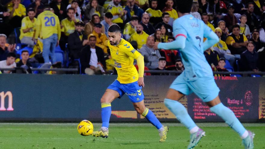 Álex Suárez avanza por la banda derecha de la UD Las Palmas ante la oposición de Alejandro Balde durante el partido frente al Barcelona el 4 de enero. |