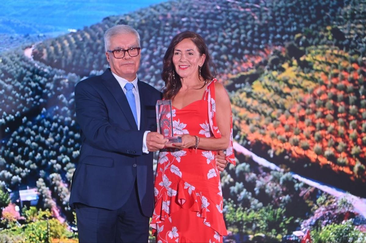 María Ortiz, directora general de Prensa Ibérica en Extremadura. El rector de la UEx Pedro Fernández lo recogió en nombre de Juan Diego.