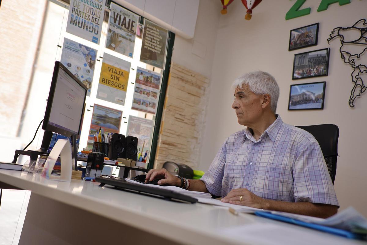 David Blasco, en su agencia de viajes Zafiro Tours, en La Unión.