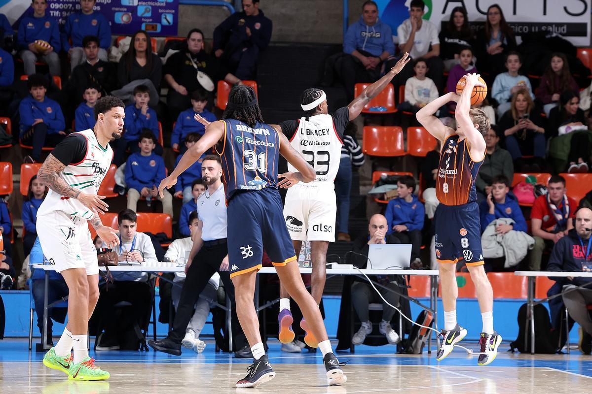 Bracey intenta taponar el tiro de un jugador de ltizona Burgos