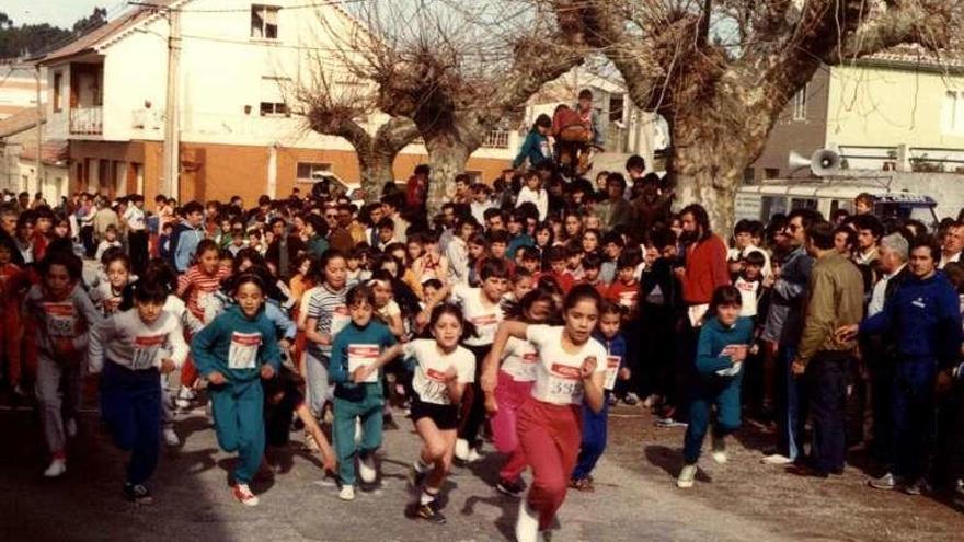 Una carrera de los primeros años en el entorno del colegio. // Anpa