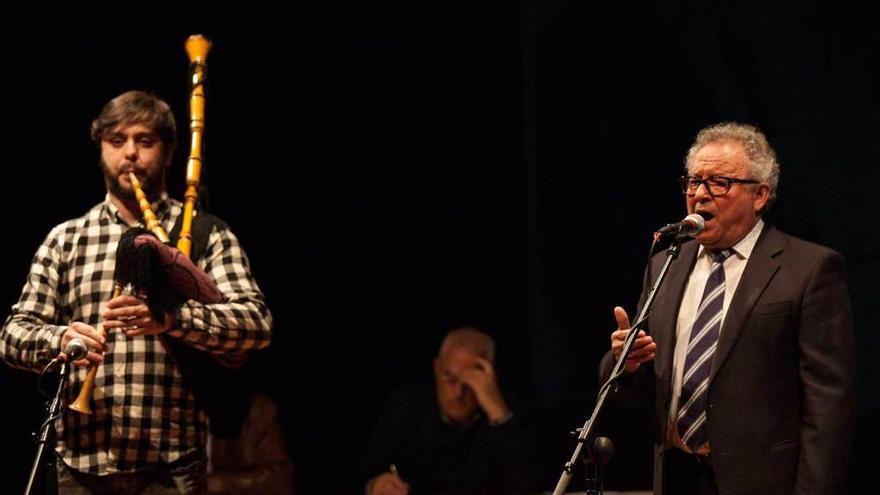 Pablo Carrera y Jaime Iyáñez, durante la primera jornada del certamen, en la Casa de Cultura.