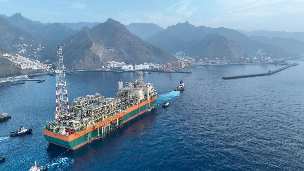 Llegada este domingo al Puerto de Santa Cruz de Tenerife del GTA FPSO, un megabuque de 270 metros de largo.