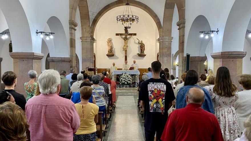 Por arriba, la celebración de la misa, ayer, en las fiestas de Vega y vecinos durante la sesión vermú en la carpa de la fiesta.