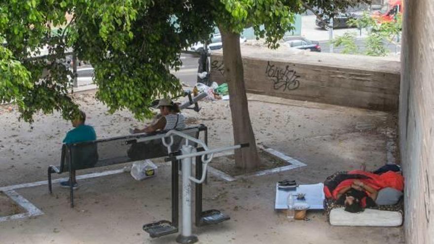 Personas sin hogar en un parque.