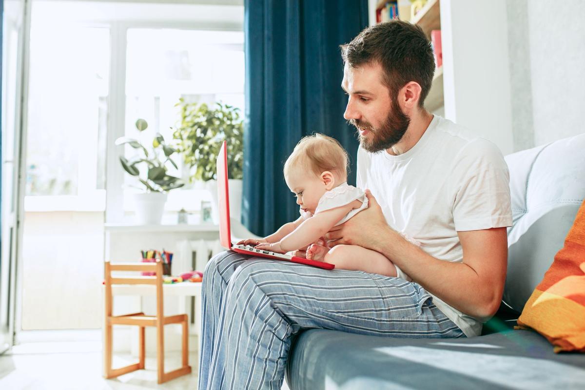 hombre teletrabajando con bebe