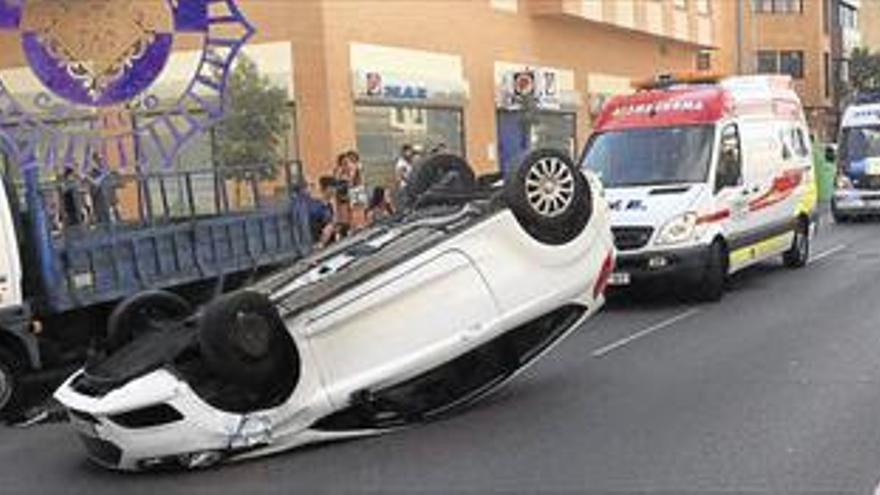 Un conductor ebrio vuelca con su coche tras golpear a un camión