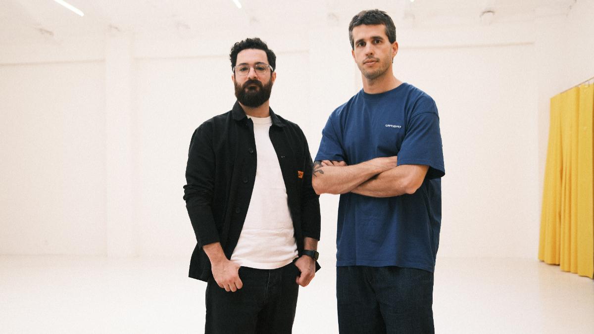 Pablo Caballero y Nolo Botana, fundadores de Hola Coffee Roasters con más de 15 años vinculados al mundo del café.