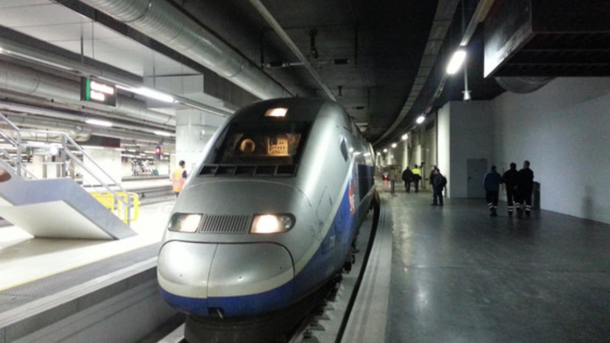 El primer TGV en la estación de Sants.