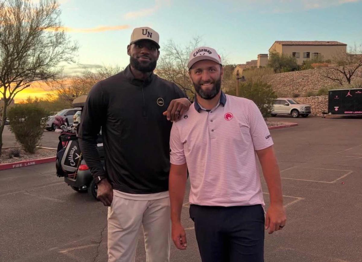 LeBron y Rahm pudieron jugar una ronda de golf en Arizona, antes de viajar a Hong Kong dónde ganó en el LIV Golf
