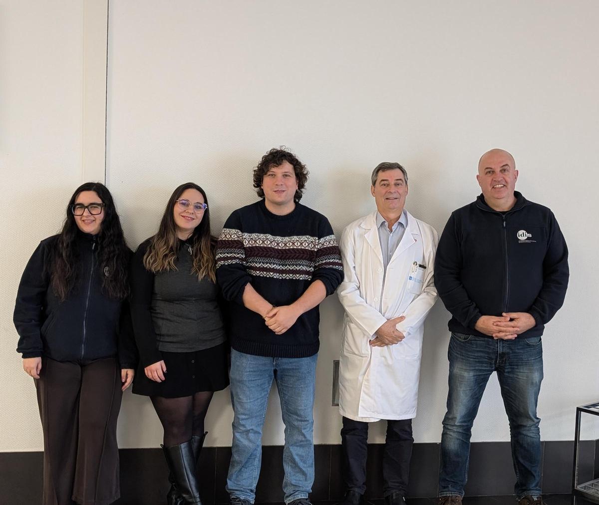 De izqda. a derecha: María de los Ángeles Fernández Ceballos y Lara Vidal Nogueira (primeras autoras); Carlos Fernández Pereira, José María Prieto González y Roberto Carlos Agís Balboa.