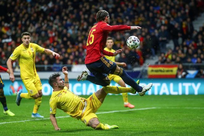 El defensa de la selección española Sergio Ramos (d) lucha con Alin Tosca, de la selección rumana, durante el partido de clasificación para la Eurocopa 2020 que los combinados de España y Rumanía juegan en el estadio Wanda Metropolitano, Madrid