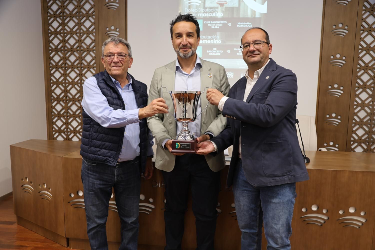 Presentación del trofeo en la sede de la diputación.