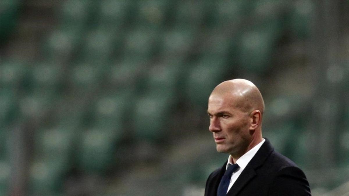 Zidane observa el Legia-Madrid en Varsovia.