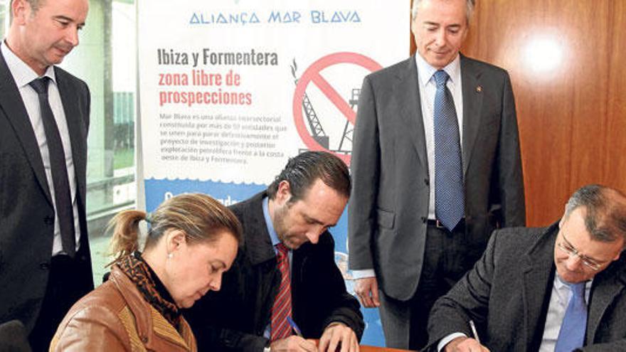 Bauzá (centro), firma junto a Salom y Tadeo en contra de las prospecciones, ayer en Eivissa.