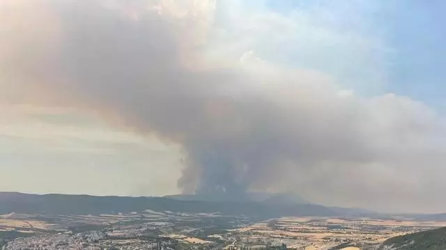 El incendio de La Peña visto desde El Rapitán de Jaca con Peña Oroel y San Juan de la Peña al fondo.