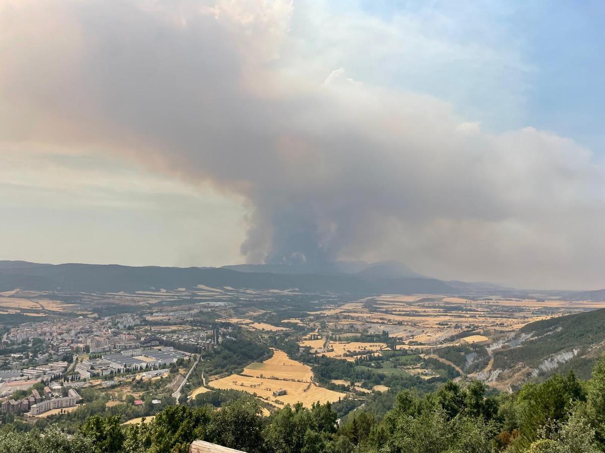 El incendio de La Peña visto desde El Rapitán de Jaca con Peña Oroel y San Juan de la Peña al fondo.