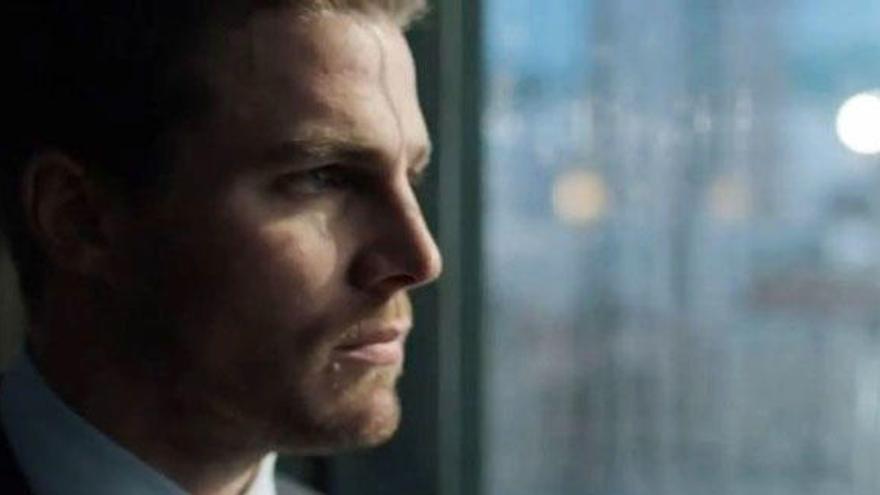 Stephen Amell es Oliver Queen.