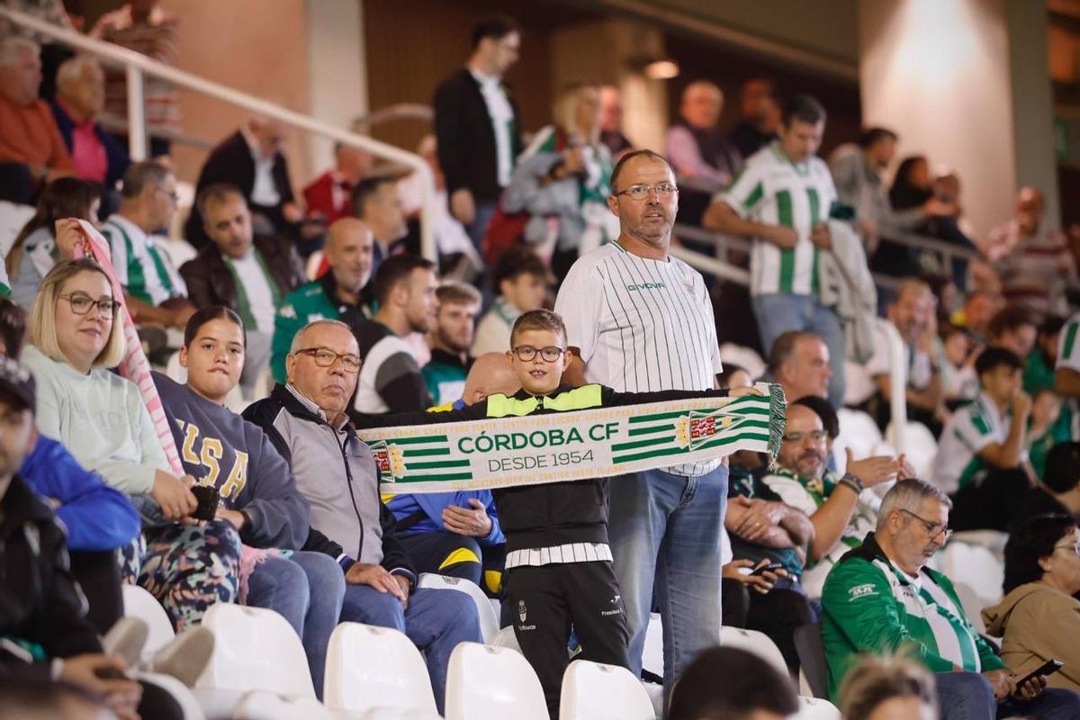 Córdoba CF-Cartagena | Las imágenes de la afición blanquiverde en El Arcángel