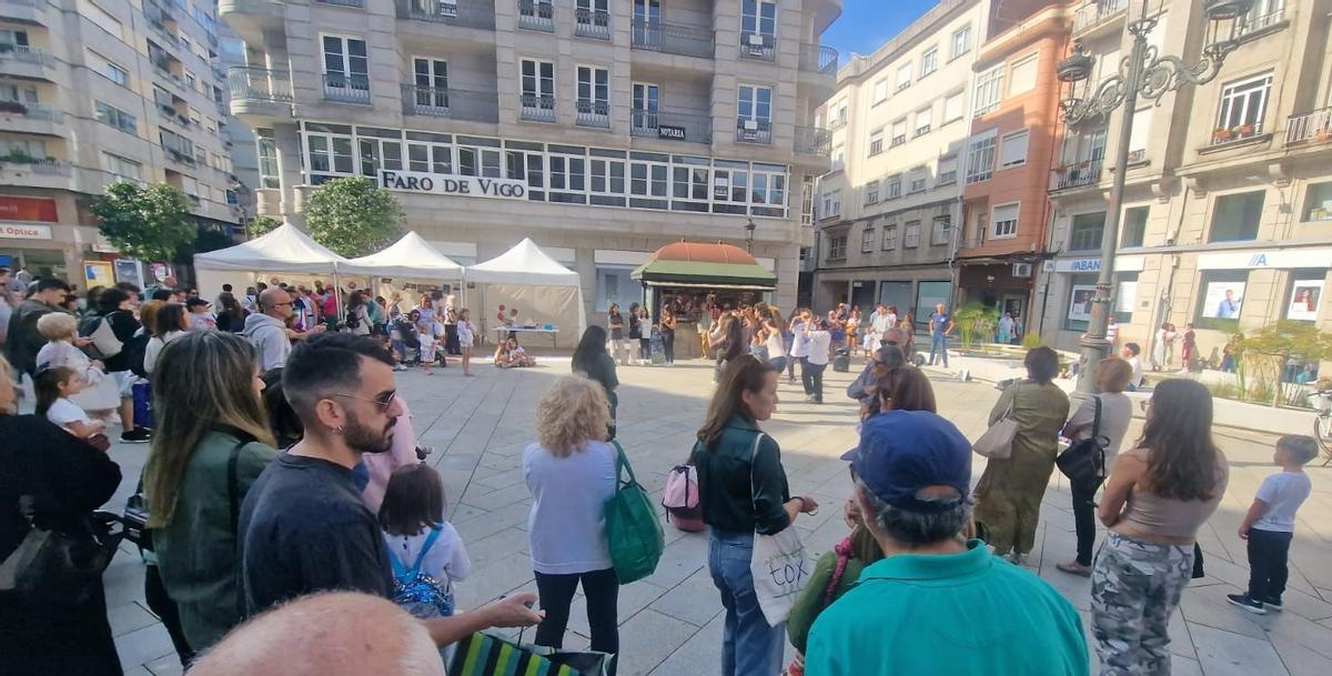 La fiesta montada esta mañana por Arousa Moza en la plaza de Galicia.