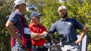 Jon Rahm charla con Greg Norman, antes de empezar la primera jornada del LIV Golf en Mayakoba