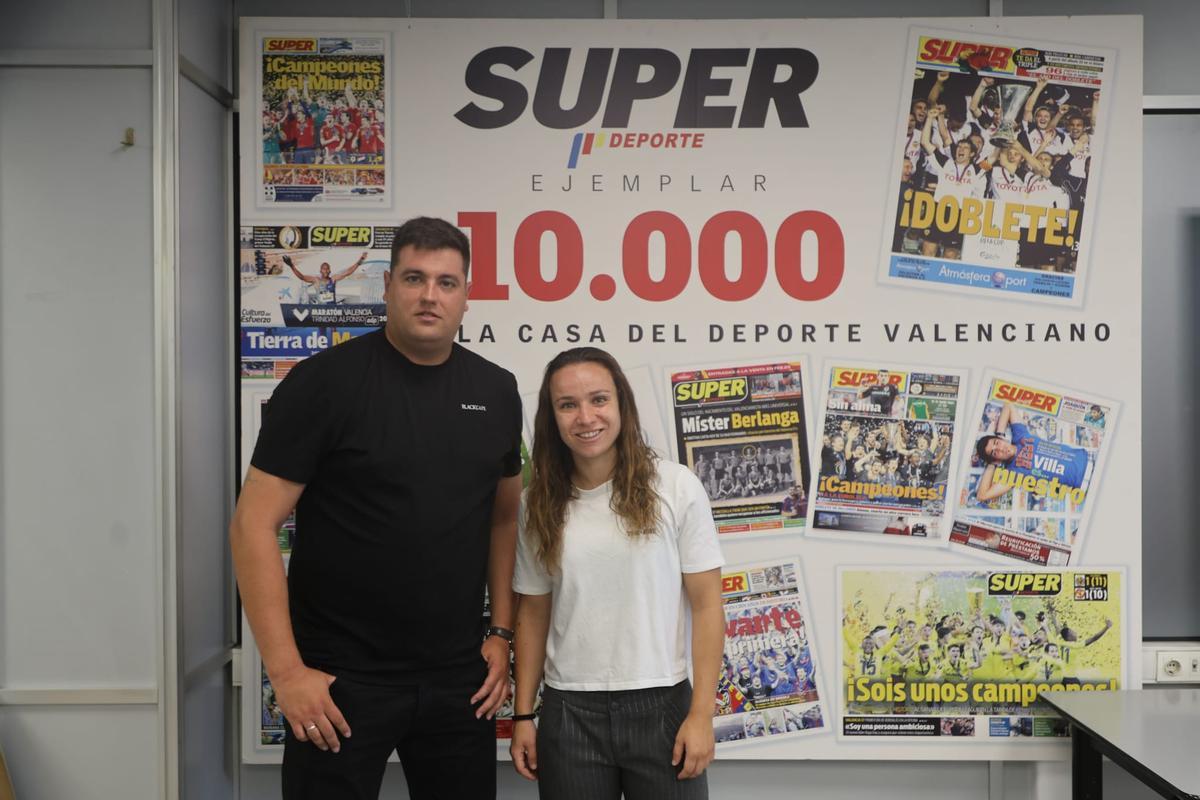 Entrenador y capitana del Valencia CF Femenino en las instalaciones de SUPER
