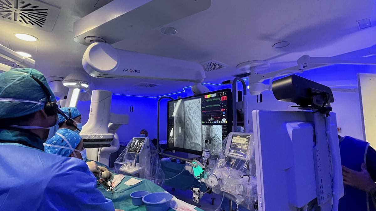 Cirugía cardiovascular en el quirófano híbrido de Quirónsalud Sagrado Corazón.
