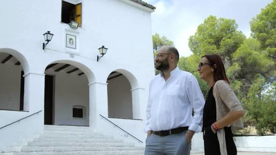 El alcalde de Agullent, Jesús Pla, junto a la vicepresidenta de la diputación, Mª Josep Amigó, ayer.