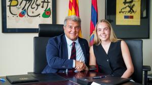 Ellie Roebuck tras firmar su contrato con el Barça.