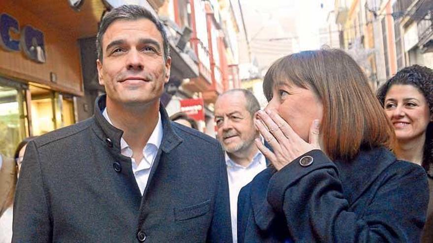 Pedro Sánchez junto a Francina Armengol, en un acto de campaña en Palma.