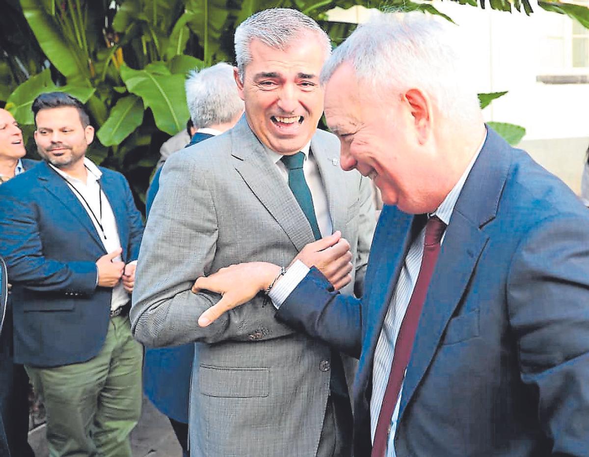 El socialista Sebastián Franquis (d.) bromea, ayer en un receso, con el vicepresidente Manuel Domínguez.