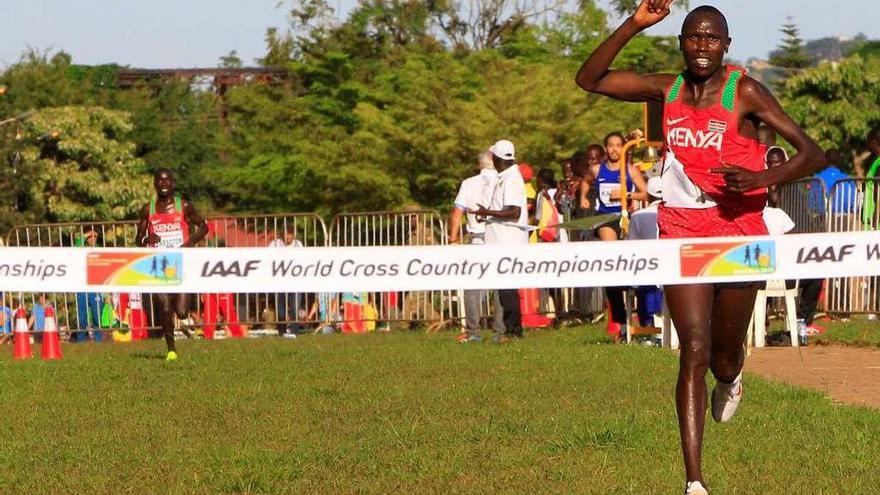 Kamworor celebra su victoria en el Mundial de cross. // Efe